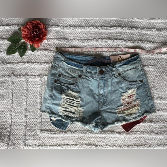 BOOM BOOM JEANS Frayed Medium Wash Denim Jean Shorts- Size 1 - Picture 2 of 6